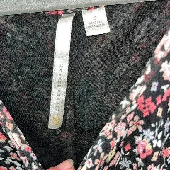 Lauren Conrad floral polyester floral sleeveless tank blouse lined with bow back - Picture 3 of 10